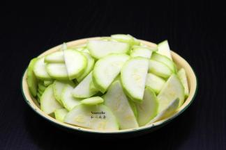 云南小瓜去皮，洗净，切片，