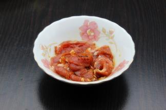 猪肉切片、放盐、酱油、油、鸡粉拌均腌制；