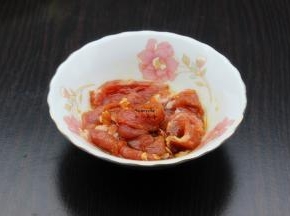 猪肉切片、放盐、酱油、油、鸡粉拌均腌制；