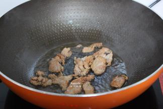 热锅，倒油，爆炒猪瘦肉八成熟起锅；