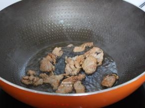 热锅，倒油，爆炒猪瘦肉八成熟起锅；