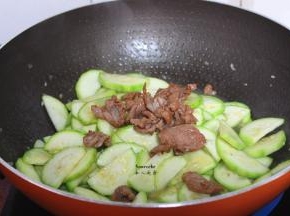 加入炒好的猪瘦肉；
