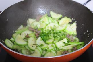 放盐、葱炒均即可；