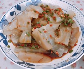 冷却一晚上就凝固了，将猪皮切成小块，加入料酒、酱油、干辣椒、葱搅拌均匀