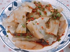 冷却一晚上就凝固了，将猪皮切成小块，加入料酒、酱油、干辣椒、葱搅拌均匀