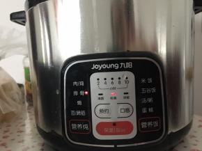 我是用压力锅调到煮排骨的位置煮的（大概一个小时）