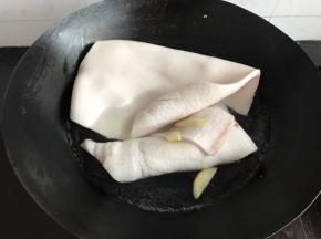将猪皮生姜放入锅中大火煮开，猪皮变色卷曲即可捞出