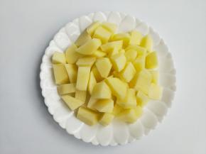 土豆洗干净，去皮，切块