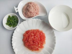  在蒸土豆的同时准备其它材料，西红柿剁末，肉剁末，玉米淀粉与水混合成淀粉水，葱切花