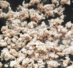 准备热锅热油，放入肉末炒至变色