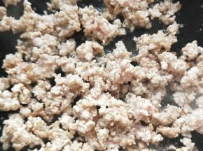 准备热锅热油，放入肉末炒至变色