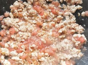 再加入西红柿炒出沙