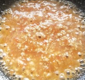 烧开之后加入淀粉水再次烧开，搅拌一下，出锅前放盐