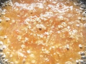 烧开之后加入淀粉水再次烧开，搅拌一下，出锅前放盐