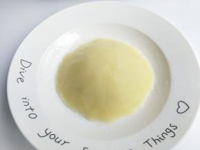 然后把土豆泥取出放入碗中压实