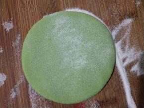 一个小面团擀成圆形饺子皮大小，不要太薄太薄会影响发酵