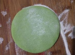 一个小面团擀成圆形饺子皮大小，不要太薄太薄会影响发酵