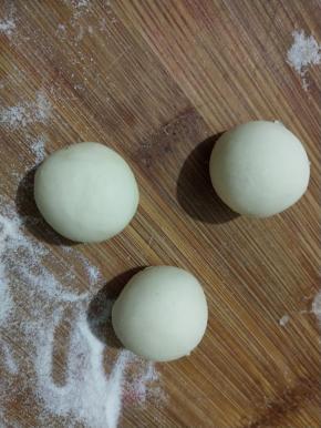 白色面团排气揉光平均分成30份，并滚圆