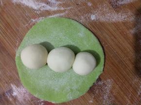 绿色面皮中间放两至三个白色面团