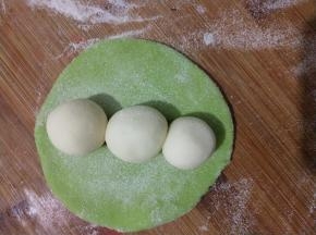 绿色面皮中间放两至三个白色面团