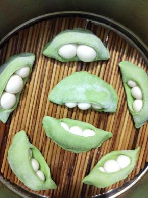 全部做完，醒发20分钟，然后冷水上锅，水开后15分钟关火，五分钟以后开盖