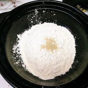 取中筋面粉加入发酵粉，拌均匀