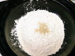 取中筋面粉加入发酵粉，拌均匀
