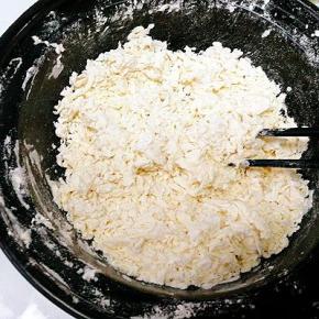 一边倒水，一边拌成絮状