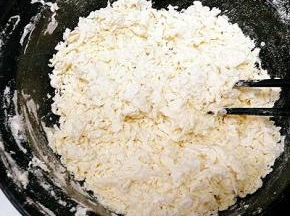 一边倒水，一边拌成絮状