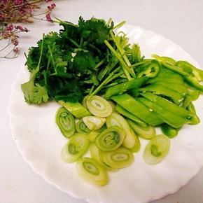 准备好长青椒，大葱，香菜，姜末