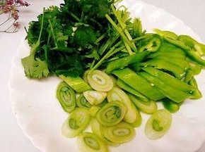 准备好长青椒，大葱，香菜，姜末
