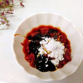 加入蚝油 生抽，淀粉，白糖，料酒，黑胡椒粉