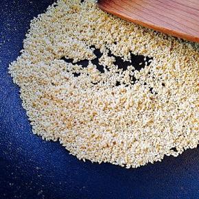 白芝麻，我建议大家现炒的，第一是更香，第二是刚炒出来芝麻有点油一会儿扑面时不容易掉，就算烙出来也可以保持饼面芝麻不掉