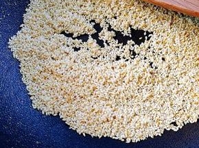 白芝麻，我建议大家现炒的，第一是更香，第二是刚炒出来芝麻有点油一会儿扑面时不容易掉，就算烙出来也可以保持饼面芝麻不掉