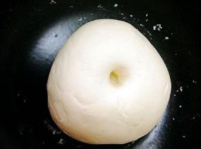 面团已发好 测试是用手指搓一个洞不反弹即可