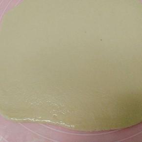 擀成长方形面皮，面上涂点油