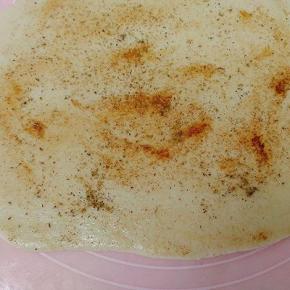 再撒上花椒粉，五香粉