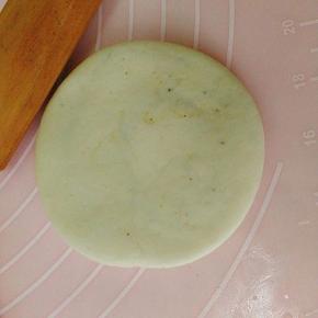 立在操作台上，用手压再用擀面杖压成饼状