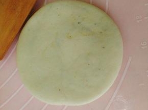 立在操作台上，用手压再用擀面杖压成饼状