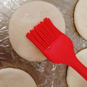 在饼上刷一层油