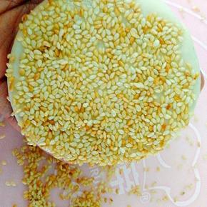 把饼放芝麻上沾，得均匀哦