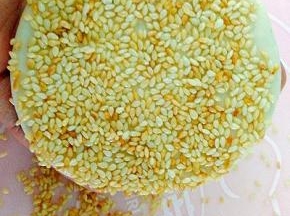 把饼放芝麻上沾，得均匀哦