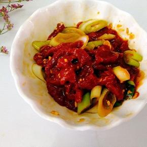 把腌制好的牛肉拌一下