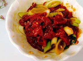 把腌制好的牛肉拌一下