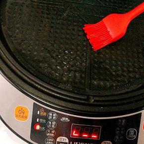 先预热，后刷上油，上下盖全刷