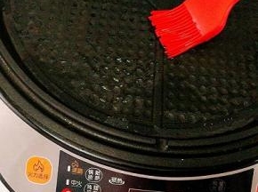 先预热，后刷上油，上下盖全刷