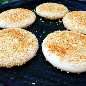 表面呈金黄，饼胚鼓起来即可