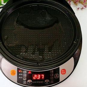 电饼铛再次预热，刷上油，