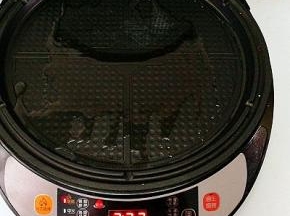 电饼铛再次预热，刷上油，
