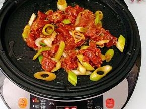 倒入腌制好的牛肉，烤